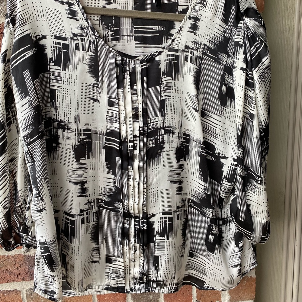 Flattering top sits at waist and has split sleeves
